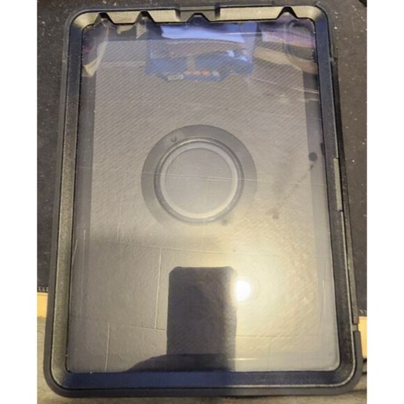 OtterBox Defender Case for iPad 9.7” – Air 1/2, Pro, 5th/6th Gen – Black - Picture 4 of 16